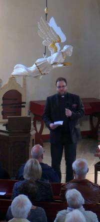 Pastor Jonathan Overlach begrüßt die Besucher der Lüderser Serenade.